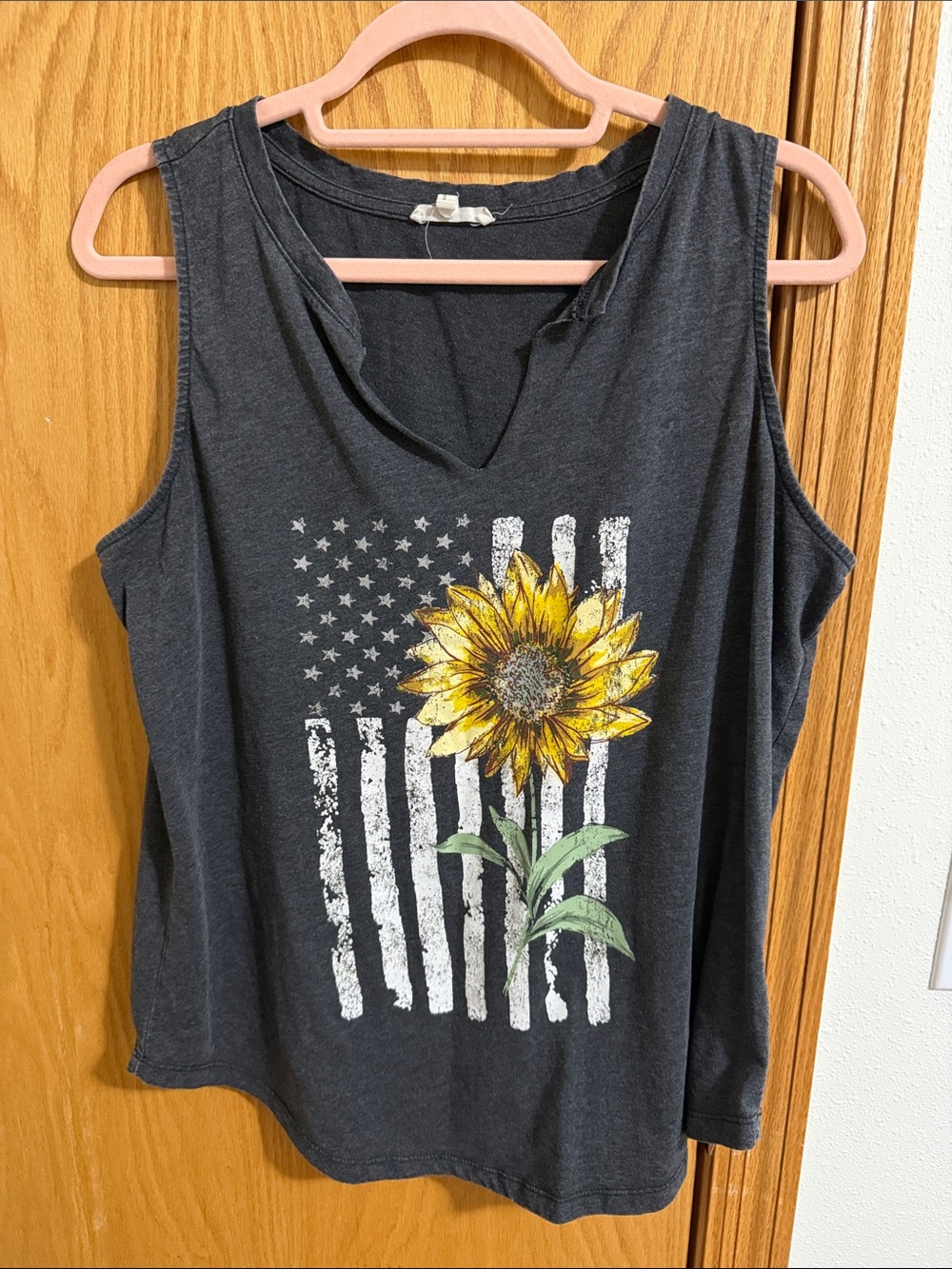 π«ΆπΌ3 for $12!!π«ΆπΌMaurices Charcoal Sleeveless Tank with Sunflower Flag Graphic